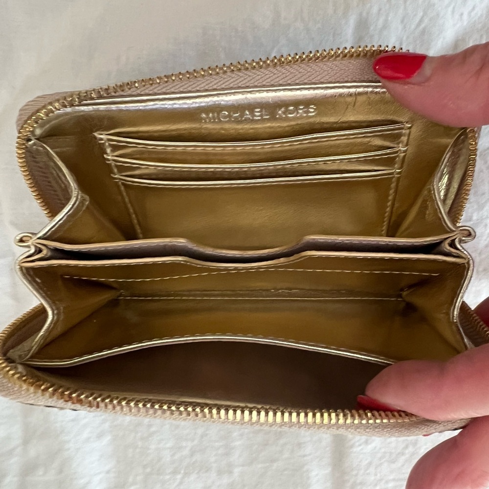 Very nice zippered billfold